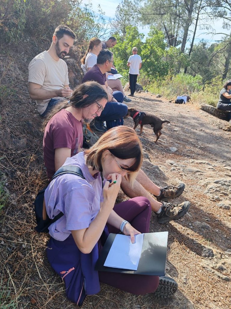 Participantes concentrados en sus dibujos de campo durante la Georruta de Los Molinos