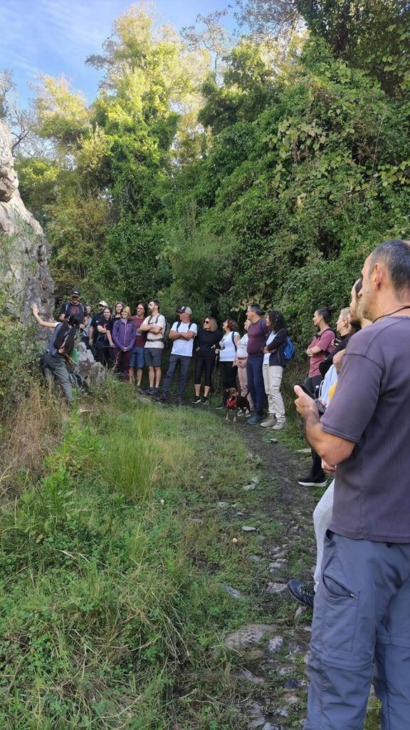 Helena Chacón muestra un afloramiento rocoso al grupo durante la Georruta de Los Molinos