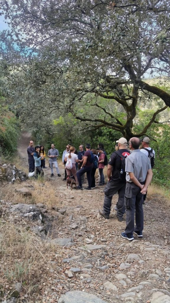 El grupo escucha una explicación bajo una encina durante la Georruta de Los Molinos