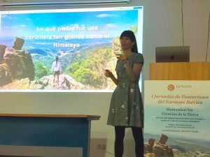 La Dra. Helena Chacón durante la ponencia «Humanizar las Ciencias de la Tierra» en las I Jornadas de Geoturismo del Suroeste Ibérico, Aracena